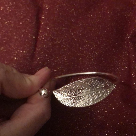 Beautiful silver tone leaf bangle bracelet - Picture 2 of 2